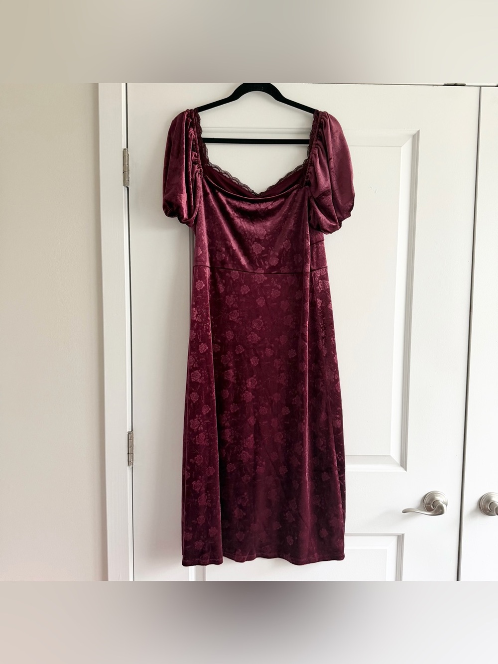 Francesca’s Elisa Floral Velvet Midi Dress in Dark Red NWT - Picture 3 of 8